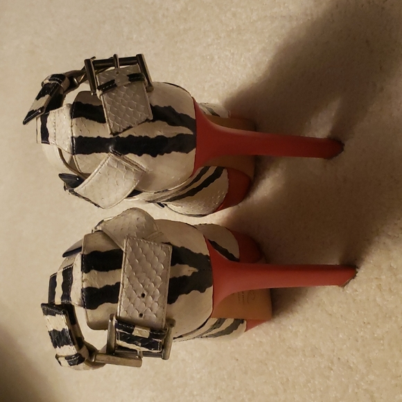 Alexander mcqueen size 39 color red white black and a little blue 💙 100% Authen - Picture 12 of 17